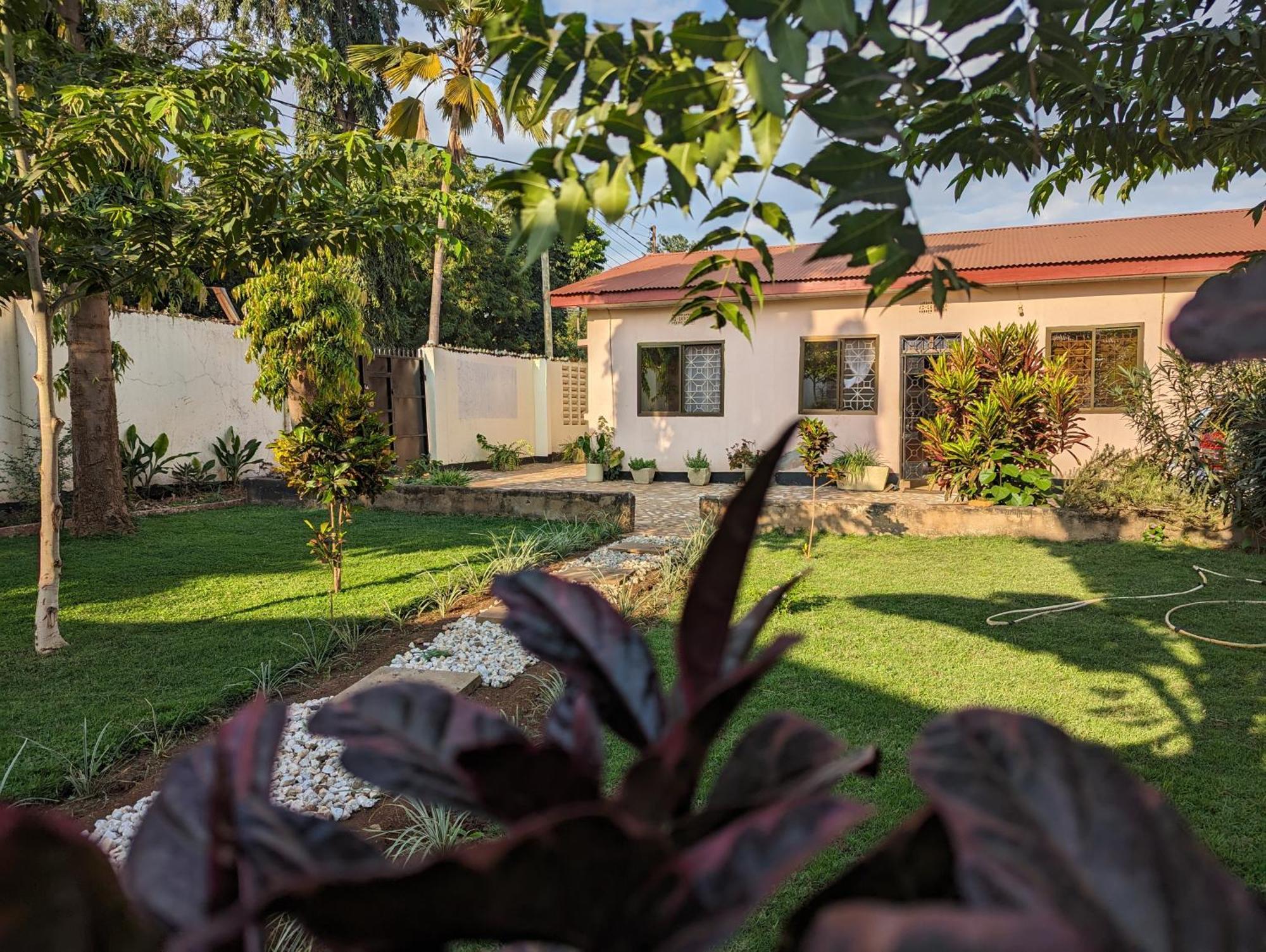 The Lion King Homestay Moshi Buitenkant foto